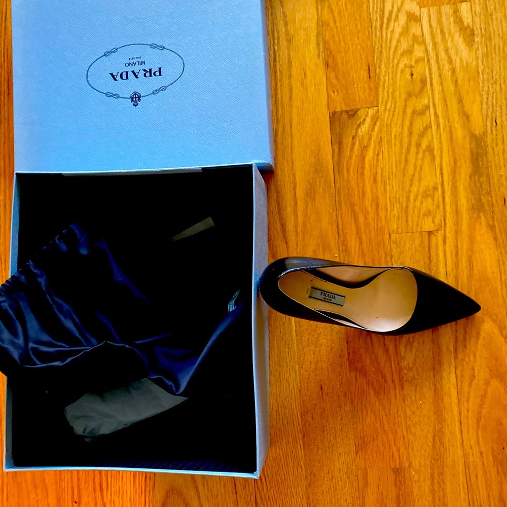 Prada pointy stiletto pumps in caviar leather (black) with box & dustbags